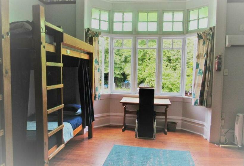 تختخواب در اتاق مشترک, White Elephant Accomodation