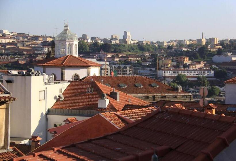 اتاق استاندارد با سرویس بهداشتی مشترک, Being Porto Hostel