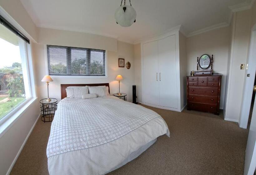 Номер Стандарт Вид на Бассейн, Grange Harbour View B&b