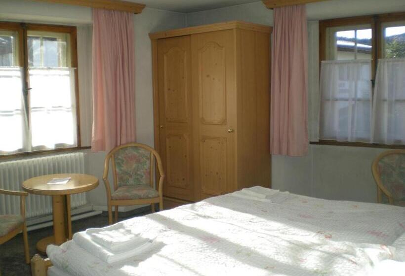 اتاق استاندارد با سرویس بهداشتی مشترک, Danis
