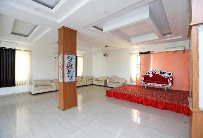 三人经典房间, Oyo Diamond Resort