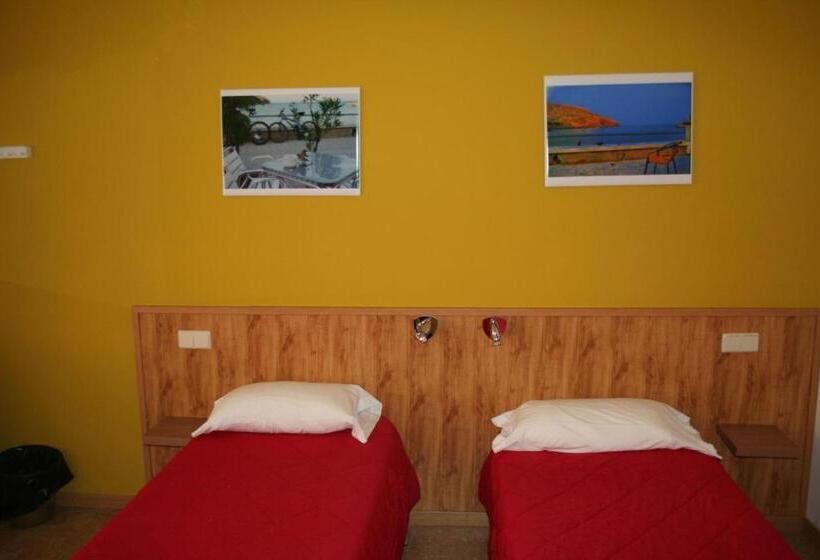 اتاق استاندارد سه تخته با سرویس بهداشتی مشترک, Hostal Juventus