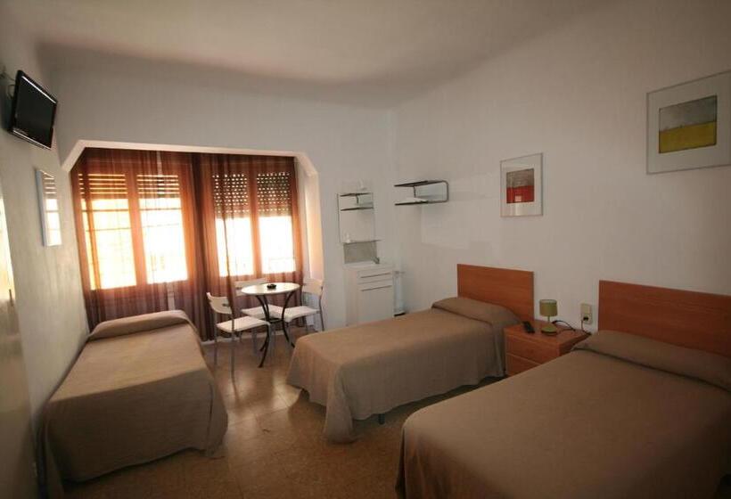 اتاق استاندارد سه تخته با سرویس بهداشتی مشترک, Hostal Juventus