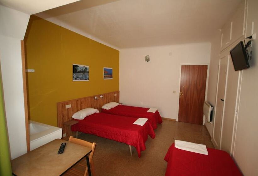 اتاق استاندارد سه تخته با سرویس بهداشتی مشترک, Hostal Juventus