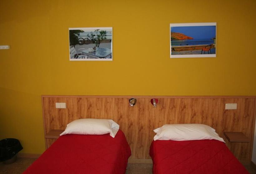 اتاق استاندارد سه تخته با سرویس بهداشتی مشترک, Hostal Juventus