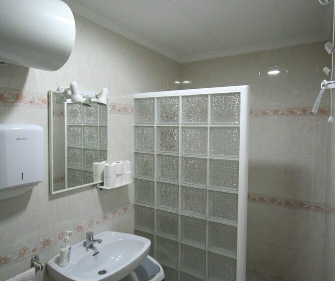 اتاق استاندارد سه تخته با سرویس بهداشتی مشترک, Hostal Juventus