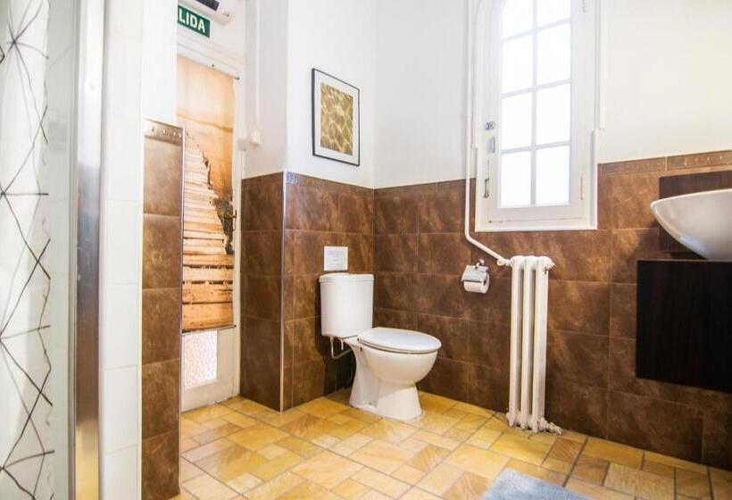 اتاق سه‌نفرۀ استاندارد با سرویس بهداشتی بیرون از اتاق, Kasa Katia Guest House