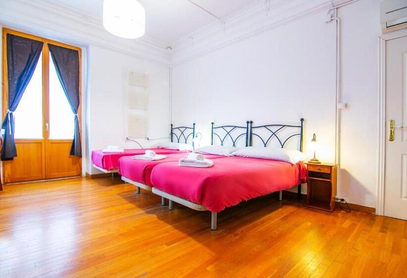 اتاق سه‌نفرۀ استاندارد با سرویس بهداشتی بیرون از اتاق, Kasa Katia Guest House