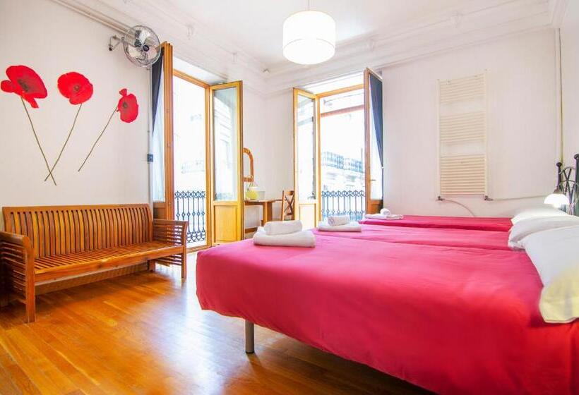اتاق سه‌نفرۀ استاندارد با سرویس بهداشتی بیرون از اتاق, Kasa Katia Guest House