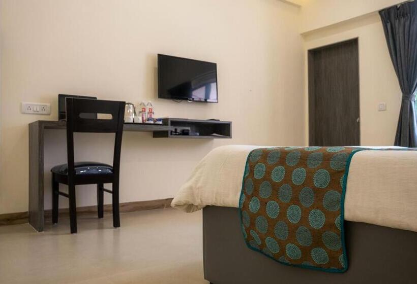 اتاق لوکس, Girivihar Holiday Club   Pure Veg