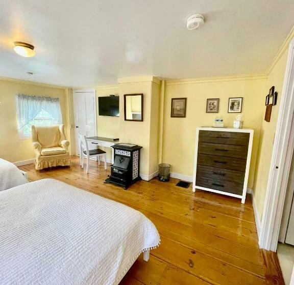 标准间, Clark Currier Inn