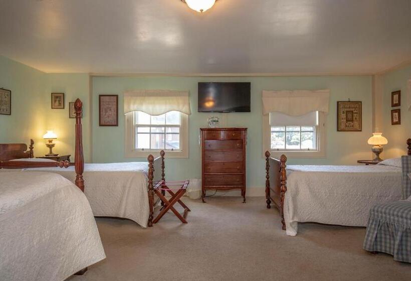 スタンダードトリプルルーム, Clark Currier Inn