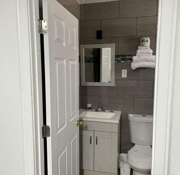 اتاق استاندارد یک نفره, Holiday Motel