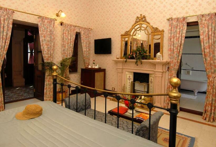 Люкс, Gajner Palace Heritage By Hrh Group Of Hotels