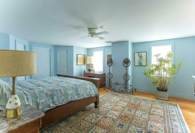 جناح سرير كينج, Riverhouse
