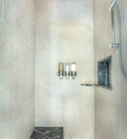 جناح سرير كينج, Riverhouse
