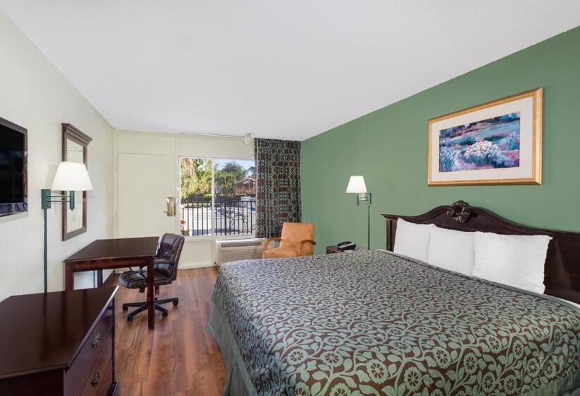 스탠다드 룸 킹사이즈 침대, Travelodge By Wyndham Fort Myers North