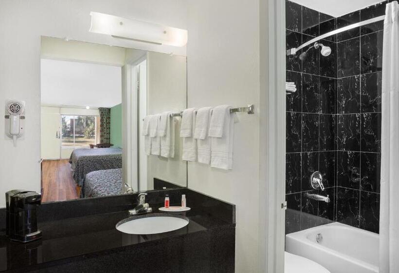 חדר דלוקס, Travelodge By Wyndham Fort Myers North