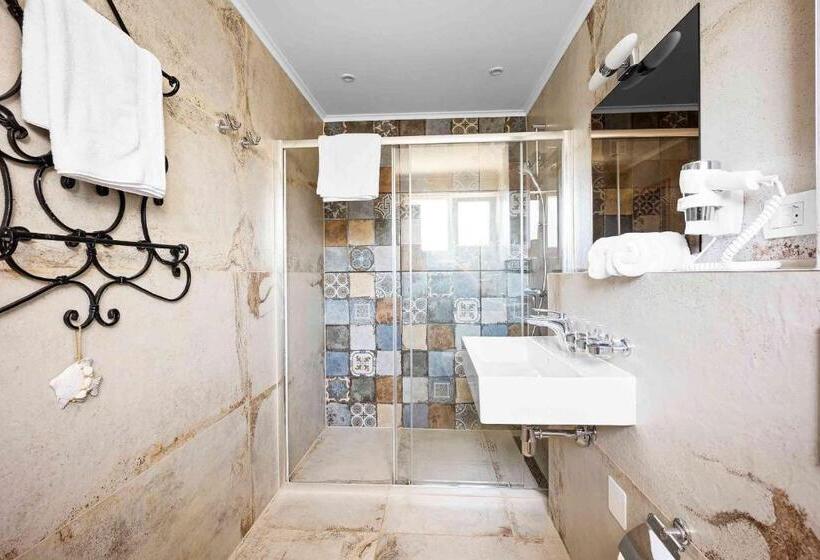 اتاق سه نفره دلوکس با چشم‌انداز دریا, Boutique Guesthouse Sveti Petar, On The Beach, Heated Pool & Boat Berth   Adult Only