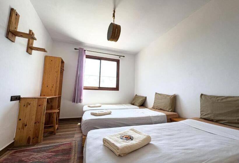 اتاق استاندارد سه تخته با سرویس بهداشتی مشترک, Sun House Morocco