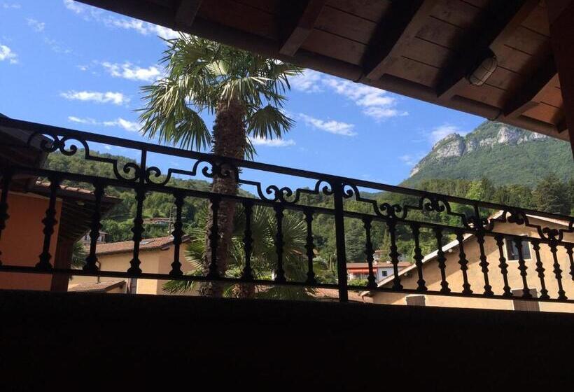 اتاق خانوادگی, Adler