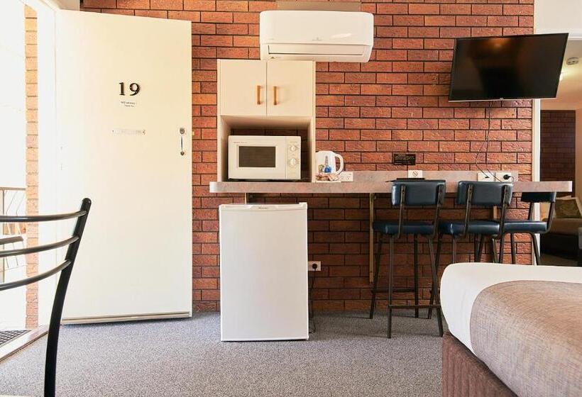 اتاق خانوادگی, Ruthven Street Motor Inn