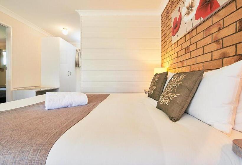 اتاق خانوادگی, Ruthven Street Motor Inn