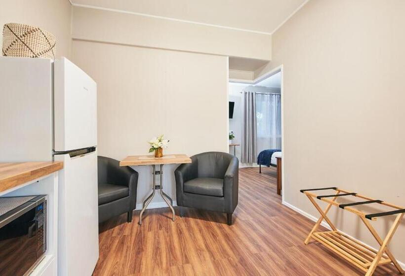 اتاق اجرایی, Ruthven Street Motor Inn