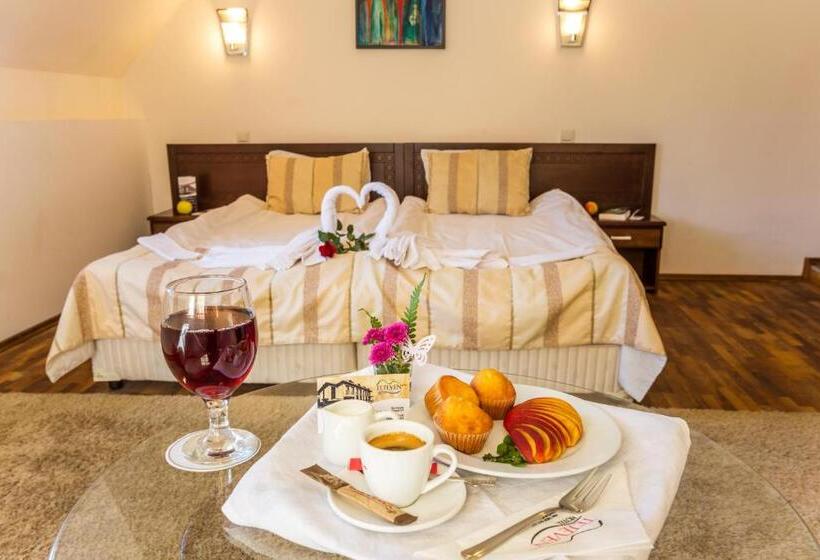 Полулюкс, Family Hotel Teteven