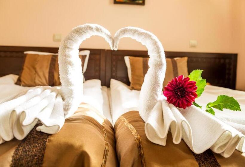 Полулюкс, Family Hotel Teteven