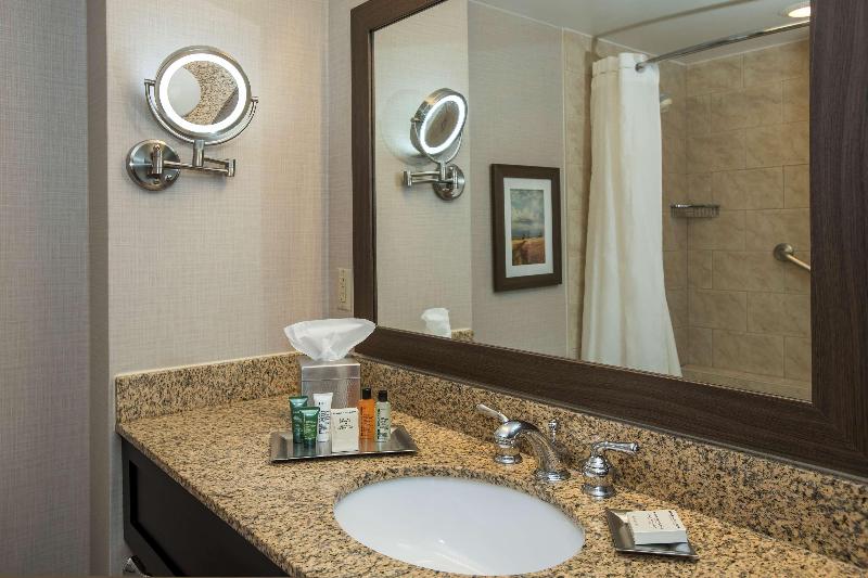 带大床的标准间, Doubletree By Hilton Lafayette East, In