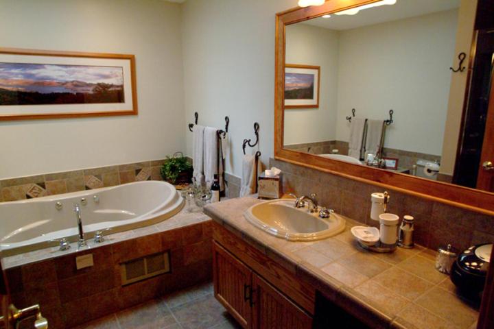 Люкс с Балконом, Lake George Boathouse Waterfront Lodging