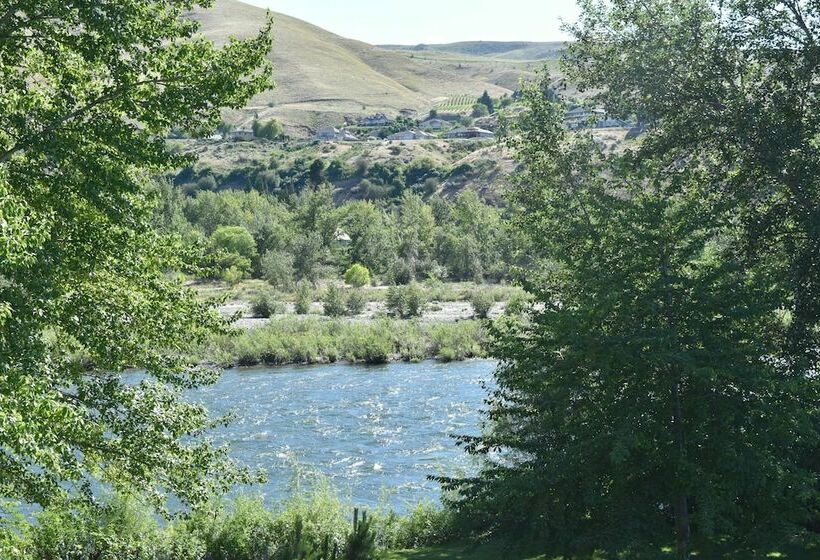 Номер Стандарт, Warm Springs Inn & Winery