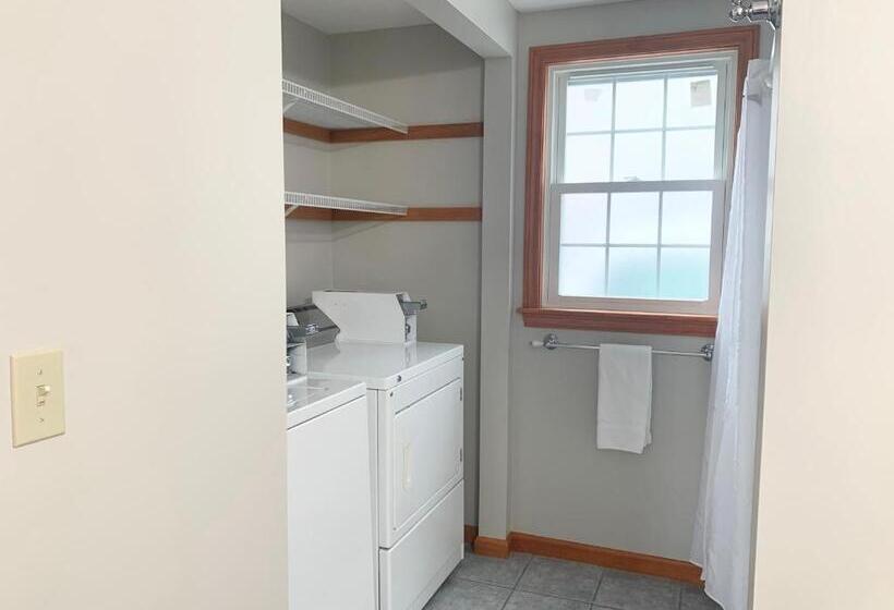 3 Bedroom Suite, Abellona Inn & Suites