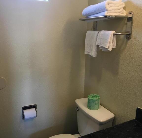 غرفة عائلية, Wagon Wheel Motel