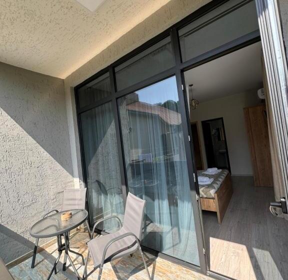 اتاق لوکس با بالکن, Best House