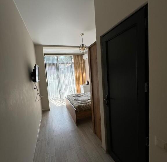 اتاق لوکس با بالکن, Best House