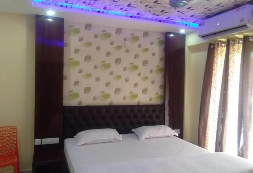اتاق لوکس, Goroomgo Hotel Arya Palace Puri Near Sea Beach   Luxury And Spacious Room With Parking Facilities