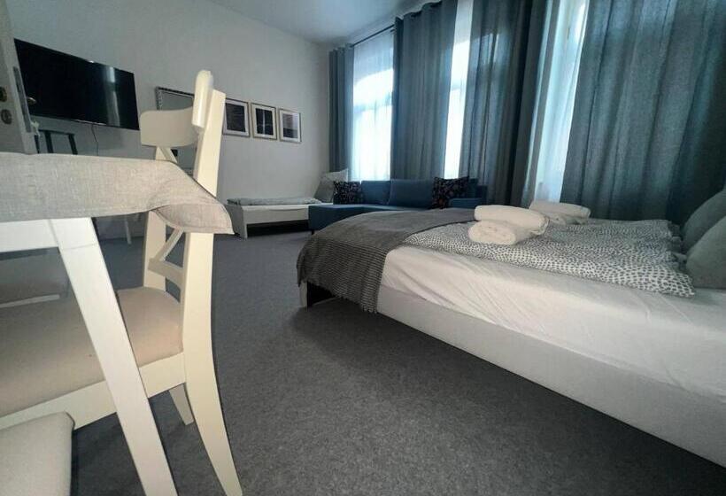 Quarto Triplo Estandar Banheiro Compartilhado, Koblenz Corner Rooms