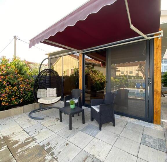 آپارتمان 1 خوابه با چشم‌انداز استخر, Apartmani Izo L
