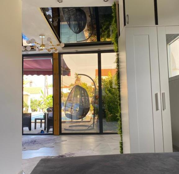آپارتمان 1 خوابه با چشم‌انداز استخر, Apartmani Izo L