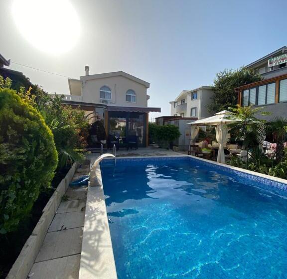 آپارتمان 1 خوابه با چشم‌انداز استخر, Apartmani Izo L