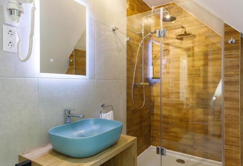 اتاق خانوادگی, Lepke Apartmanház és étterem