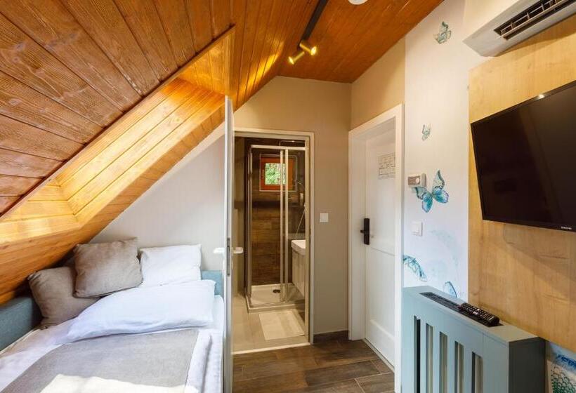 اتاق اکونومی یک تخته, Lepke Apartmanház és étterem