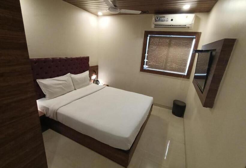 Quarto Deluxe, Fabhotel Peninsula   Nr Csmt Station
