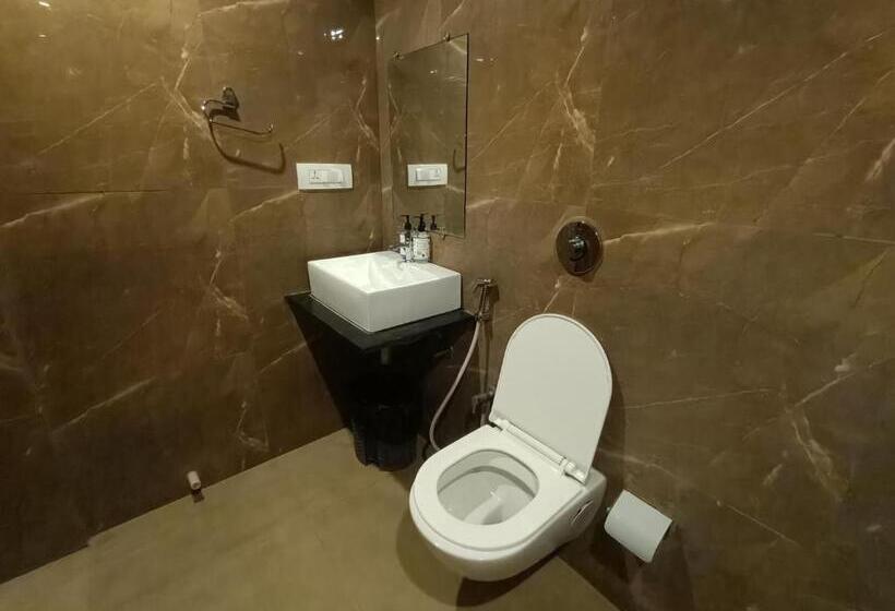 Quarto Superior, Fabhotel Peninsula   Nr Csmt Station