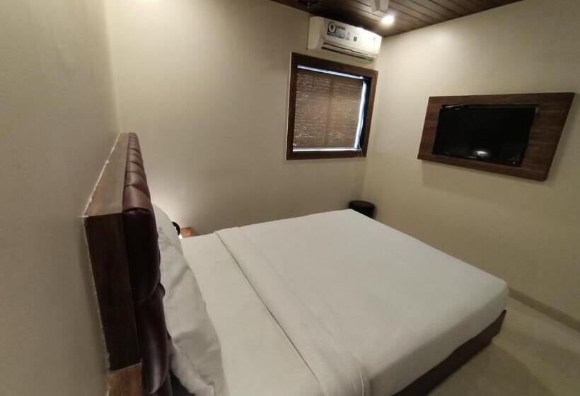 Quarto Superior, Fabhotel Peninsula   Nr Csmt Station