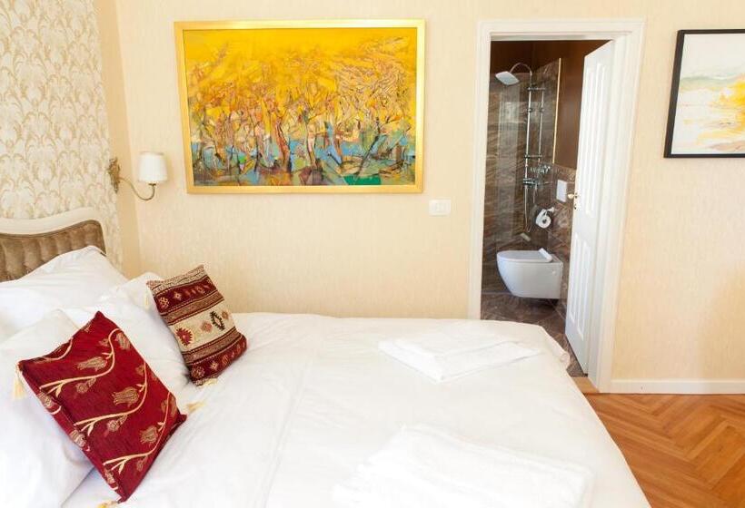 اتاق لوکس با چشم‌انداز دریا, Benecanka Casa Veneziana Piran