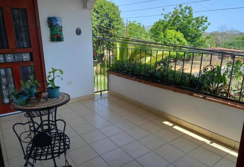 Трехместный Номер Стандарт с Балконом, Hostel Kimmell / Hostal Familiar La Casita De Los Kimmell