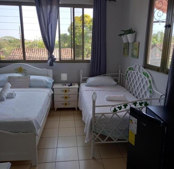 Трехместный Номер Стандарт с Балконом, Hostel Kimmell / Hostal Familiar La Casita De Los Kimmell